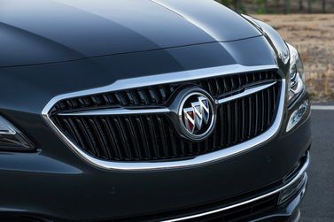 Buick LaCrosse ثالثاً، سيدان — شبكة المبرد