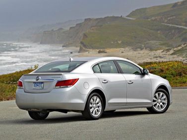 Buick LaCrosse ثانياً، سيدان — منظر خلفي أيمن