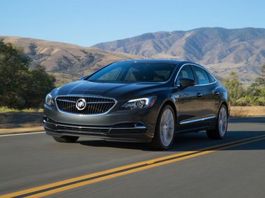 Buick LaCrosse ثالثاً، سيدان — منظر أمامي أيمن