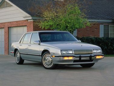 Buick LeSabre سادساً، سيدان — منظر أمامي أيمن