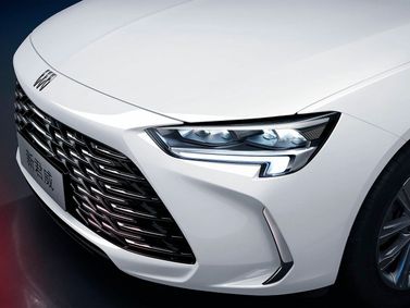 Buick Regal عملية فيس ليفت السادس 2، سيدان — منظر أمامي بزاوية ثلاثة أرباع