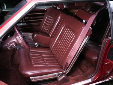 Buick Riviera سادساً، كوبيه — المقاعد الأمامية