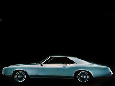 Buick Riviera ثانياً، كوبيه — منظر من الجانب الأيسر