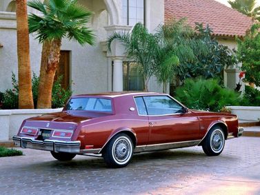 Buick Riviera سادساً، كوبيه — منظر خلفي أيمن