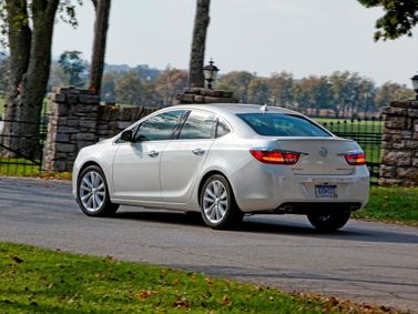 Buick Verano I, Седан — вид сзади справа