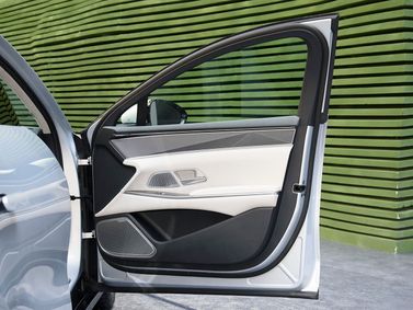 BYD Han L، سيدان — تفصيل داخلي