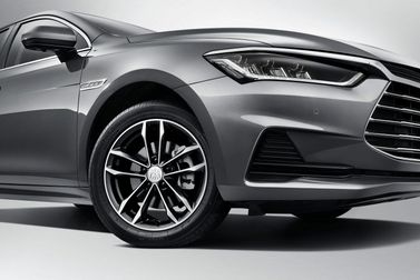 BYD Qin ثانياً، سيدان Pro — منظر أمامي أيسر