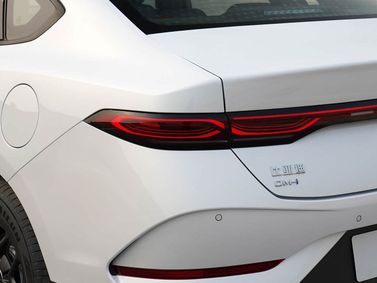 BYD Qin ثالثاً، سيدان Plus — المصباح الخلفي