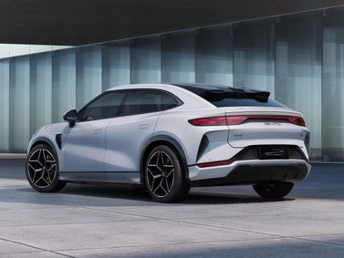 BYD Song L, Внедорожник 5 дв. EV — вид сзади в три четверти