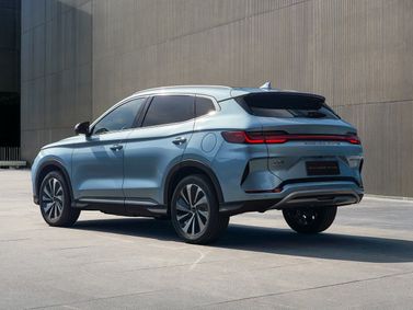 BYD Song Plus أنا فيس ليفت، دفع رباعي 5 أبواب Dm-I — منظر خلفي بزاوية ثلاثة أرباع