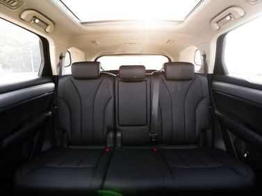 BYD Tang ثانياً، دفع رباعي 5 أبواب — المقاعد الخلفية