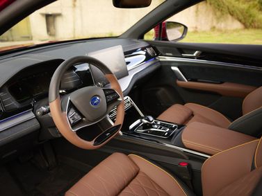 BYD Tang ثانياً، دفع رباعي 5 أبواب EV — منطقة السائق