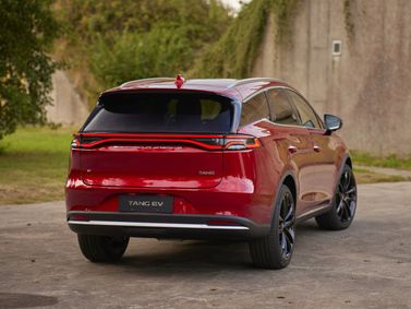 BYD Tang ثانياً، دفع رباعي 5 أبواب EV — منظر خلفي بزاوية ثلاثة أرباع