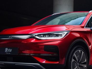 BYD Tang II Рестайлинг, Внедорожник 5 дв. EV — вид спереди в три четверти