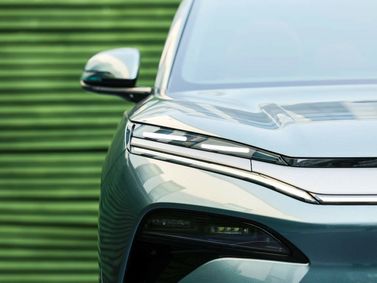 BYD Tang L، دفع رباعي 5 أبواب — منظر أمامي أيسر