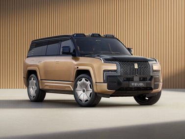 BYD Yangwang U8, Внедорожник 5 дв. L — вид спереди в три четверти