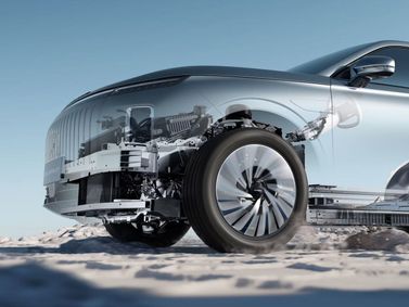EXEED Exlantix ET، دفع رباعي 5 أبواب — منظر أمامي بزاوية ثلاثة أرباع