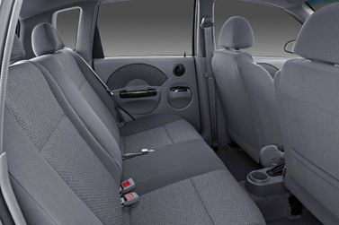 Chevrolet Aveo I، سيدان — المقاعد الخلفية