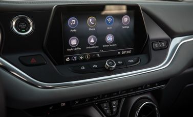 Chevrolet Blazer ثالثاً، دفع رباعي 5 أبواب — شاشة نظام المعلومات والترفيه