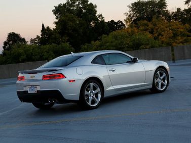 Chevrolet Camaro فيس ليفت V، كوبيه — منظر خلفي أيمن