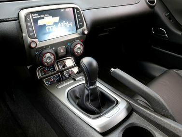 Chevrolet Camaro فيس ليفت V، كوبيه — الكونسول الوسطي