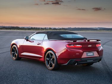 Chevrolet Camaro سادساً، قابلة للتحويل — منظر خلفي أيمن