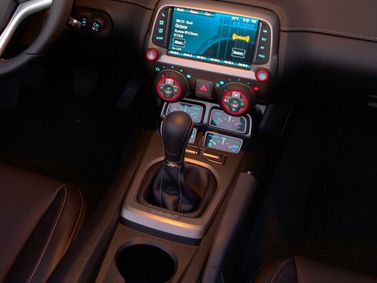 Chevrolet Camaro فيس ليفت V، قابلة للتحويل — الكونسول الوسطي