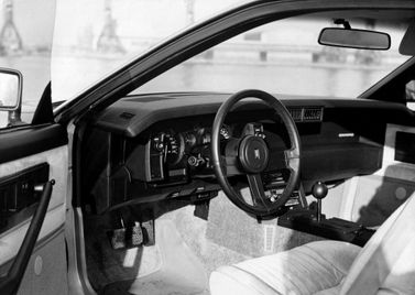 Chevrolet Camaro ثالثاً، كوبيه — منطقة السائق