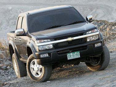 Chevrolet Colorado I, Пикап двойная кабина — вид спереди справа