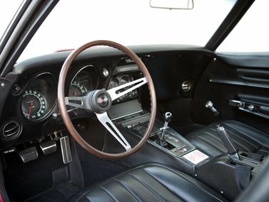 Chevrolet Corvette C3، كوبيه — منطقة السائق