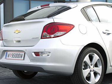 Chevrolet Cruze I, Хэтчбек 5 дв. — вид сзади справа