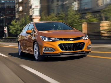 Chevrolet Cruze ثانياً، هاتشباك 5 أبواب — منظر أمامي أيمن