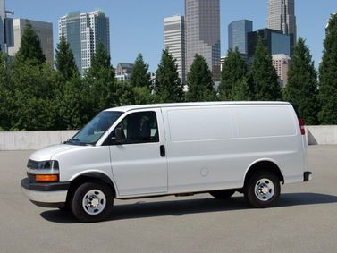 Chevrolet Express ثانياً، ميني فان — منظر أمامي أيسر