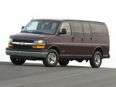 Chevrolet Express ثانياً، ميني فان — منظر أمامي أيمن