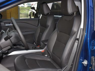 Chevrolet Monza فيس ليفت الثاني، سيدان — المقاعد الأمامية