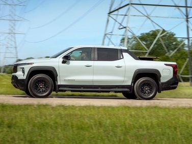 Chevrolet Silverado عملية فيس ليفت IV (T1XX)، بيك أب بكابينة مزدوجة EV — منظر من الجانب الأيمن