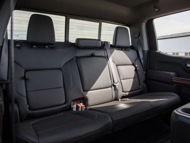 Chevrolet Silverado IV (T1XX)، بيك أب بكابينة مزدوجة Crew — المقاعد الخلفية