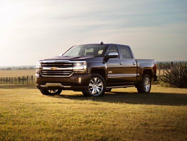 Chevrolet Silverado عملية فيس ليفت III (K2XX)، بيك أب بكابينة مزدوجة Crew — منظر أمامي أيمن