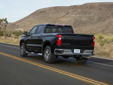 Chevrolet Silverado عملية فيس ليفت IV (T1XX)، بيك أب بكابينة مزدوجة Crew — منظر خلفي بزاوية ثلاثة أرباع