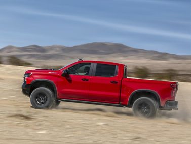 Chevrolet Silverado عملية فيس ليفت IV (T1XX)، بيك أب بكابينة مزدوجة ZR2 — منظر من الجانب الأيمن