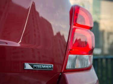 Chevrolet Tracker ثالثاً فيس ليفت، دفع رباعي 5 أبواب — شعار السيارة واسم الطراز