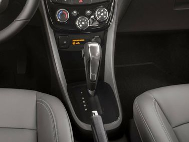Chevrolet Tracker ثالثاً فيس ليفت، دفع رباعي 5 أبواب — الكونسول الوسطي