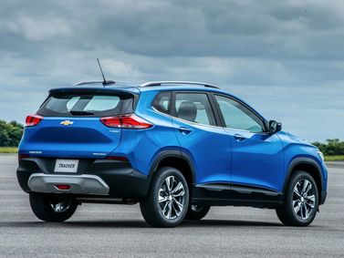 Chevrolet Tracker رابعاً، دفع رباعي 5 أبواب — منظر خلفي بزاوية ثلاثة أرباع