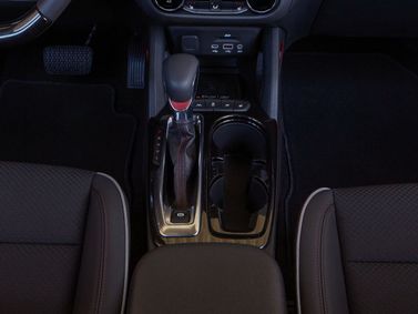 Chevrolet TrailBlazer ثالثاً، دفع رباعي 5 أبواب — الكونسول الوسطي