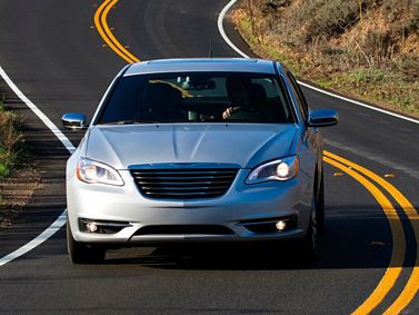 Chrysler 200 I, Седан — вид спереди