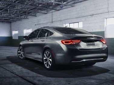 Chrysler 200 II, Седан — вид сзади слева