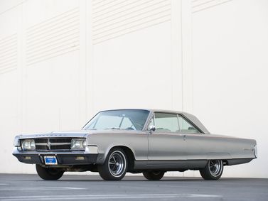Chrysler 300 Letter Series V (300 لتر)، كوبيه - سقف صلب — منظر أمامي بزاوية ثلاثة أرباع
