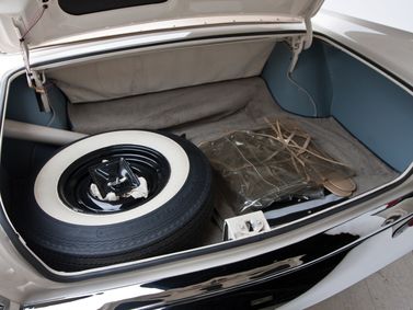 Chrysler 300 Letter Series II (300D) Рестайлинг, Кабриолет — багажное отделение