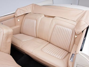 Chrysler 300 Letter Series II (300D) Рестайлинг, Кабриолет — задние сиденья
