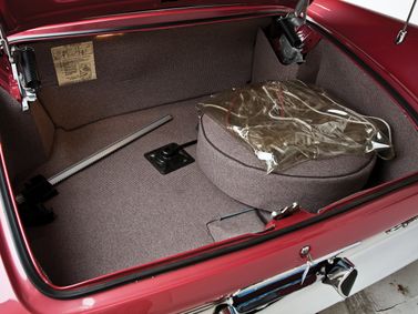 Chrysler 300 Letter Series III (300F), Cabriolet — luggage compartment